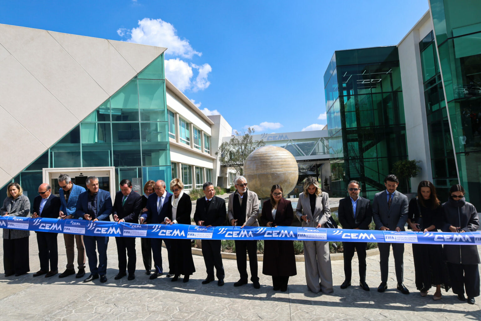 Julio Menchaca acompaña inauguración del Centro de Excelencia Médica en Altura ● El gobernador de Hidalgo refrendó su respaldo a la iniciativa privada que contribuye a las comunidades de la entidad Con el compromiso de fomentar el deporte, la salud y el bienestar social, el gobernador de Hidalgo, Julio Menchaca Salazar, acompañó al Grupo Pachuca a la inauguración de la segunda etapa de su Centro de Excelencia Médica en Altura (CEMA), ubicado en el municipio de San Agustín Tlaxiaca. “Este evento demuestra que tanto la iniciativa privada, el sector social, como el gobierno pueden, en un esfuerzo conjunto, generar mejores condiciones para nuestra comunidad; y sin duda el Grupo Pachuca lo ha demostrado en el transcurso del tiempo y también con el respaldo del gobierno del estado”, puntualizó el mandatario. En ese sentido, reafirmó el compromiso de su administración para atraer inversiones que fortalezcan el tejido social y contribuyan al bienestar de las familias; como ejemplo el Centro de Excelencia, que cuenta con consultorios, aula magna, dos estaciones de enfermería y nuevas habitaciones VIP y convencionales; todo ello, sumado al personal especializado que atiende a atletas de alto rendimiento y población en general. Por otra parte, Menchaca Salazar destacó que el esfuerzo conjunto entre iniciativa privada y gobierno ha resultado en la selección de Hidalgo como sede de la final de la Copa de Campeones Concacaf W 2025-2026; además, la ciudad de Pachuca recibirá a una selección mundialista este año. “El Grupo Pachuca sigue invirtiendo en Hidalgo y en el país”, afirmó Jesús Martínez Patiño, presidente de Grupo Pachuca, quien destacó que el CEMA está acreditado por la Federación Internacional de Futbol Asociación (FIFA), es el hospital privado más barato de la entidad y lleva los nombres del médico ortopedista Rafael Ortega Orozco y de Francisco Moreno Sánchez, médico de Infectología. Gabriela Murguía Cánovas, presidenta del Consejo de Gobierno de la Universidad del Futbol y Ciencias del Deporte y directora general del CEMA, indicó que la segunda fase del Centro simboliza crecimiento, visión y compromiso con la excelencia en la atención médica, la cual se refuerza con infraestructura moderna, procesos eficientes y tecnología de vanguardia. Para concluir, el médico Rafael Ortega Orozco reconoció el crecimiento del Grupo Pachuca, institución que ha tendido la mano a alrededor de 70 mil personas desde su fundación en 1995; en tanto, Francisco Moreno Sánchez agradeció ser parte del legado construido por este grupo de origen hidalguense.