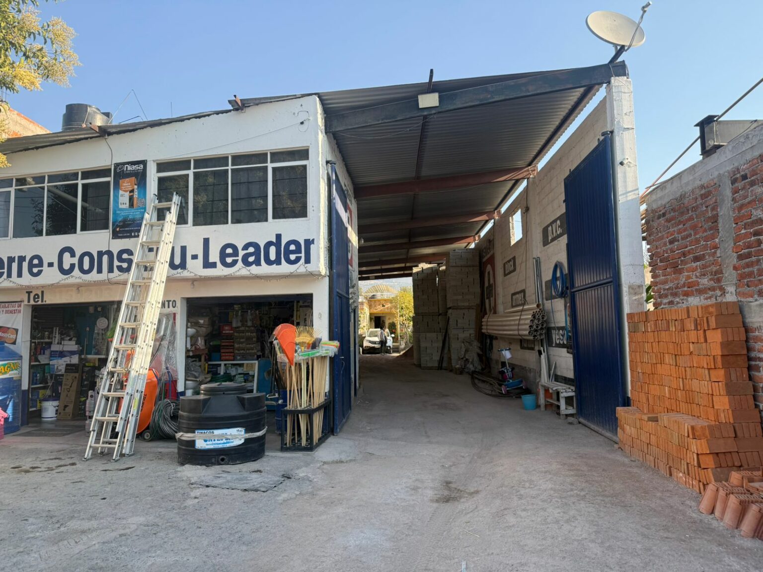 Recuperan camioneta robada en cateo a tienda de materiales