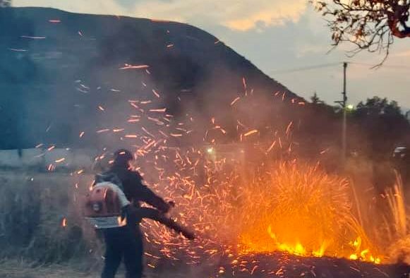 Sofocan incendio cerca del área urbana