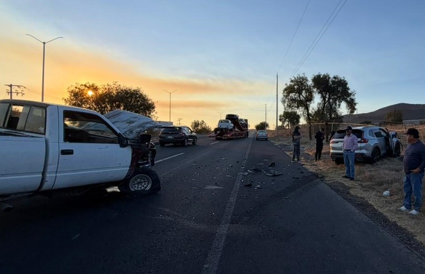 Brutal choque entre Pick up y Honda CVR
