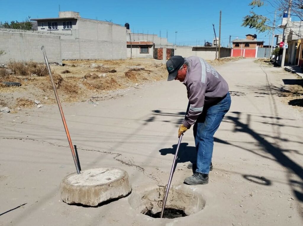 Desazolve de drenaje en la Colonia PRI Revolución