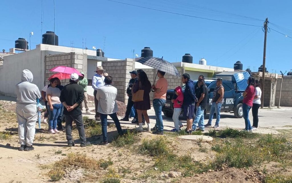 Oficiales de seguridad municipal cercanos al pueblo