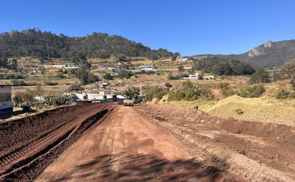 SIPDUS pavimenta calle principal de El Guajolote