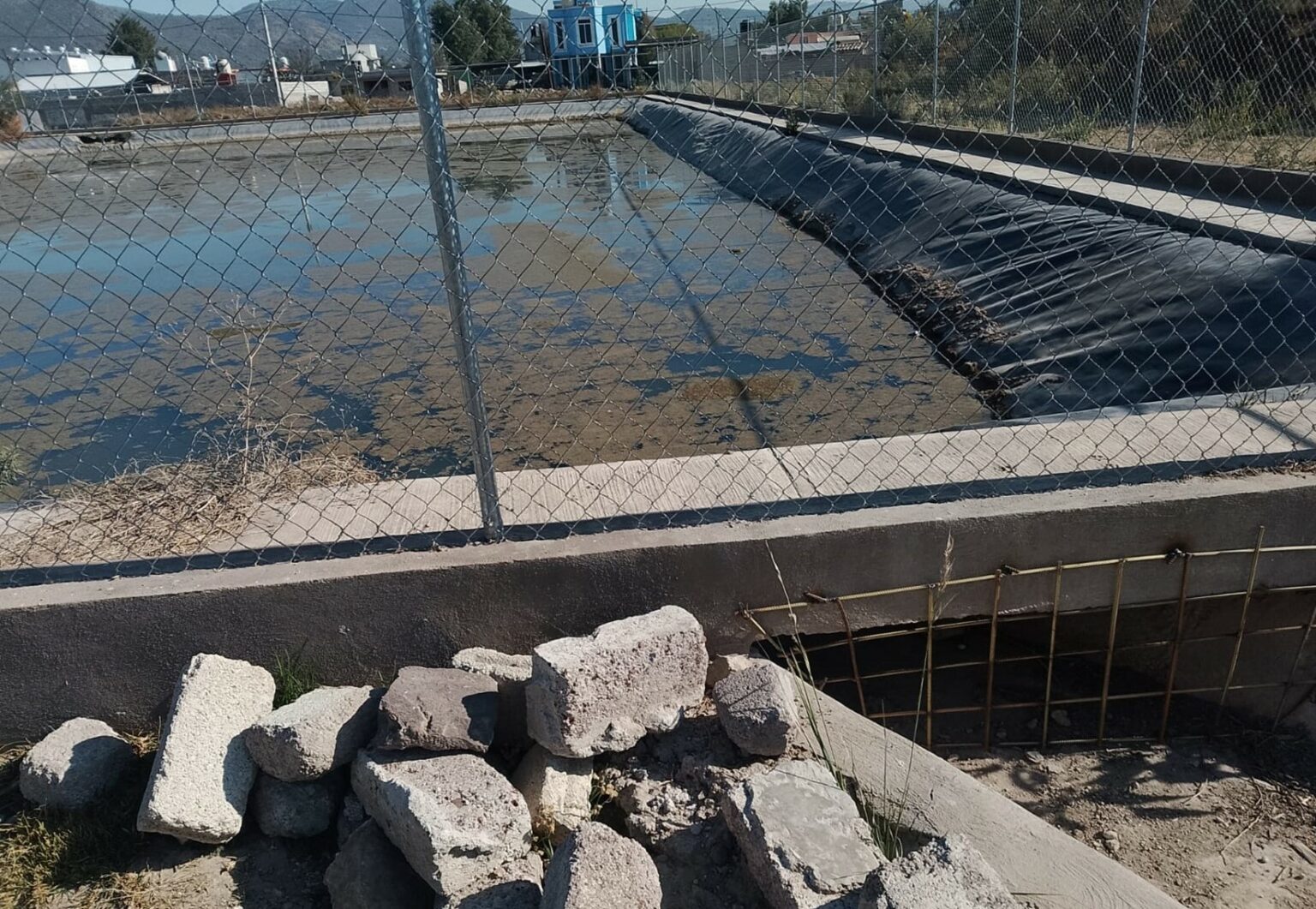 Destruyen jagüey y abandonan olla captadora de agua