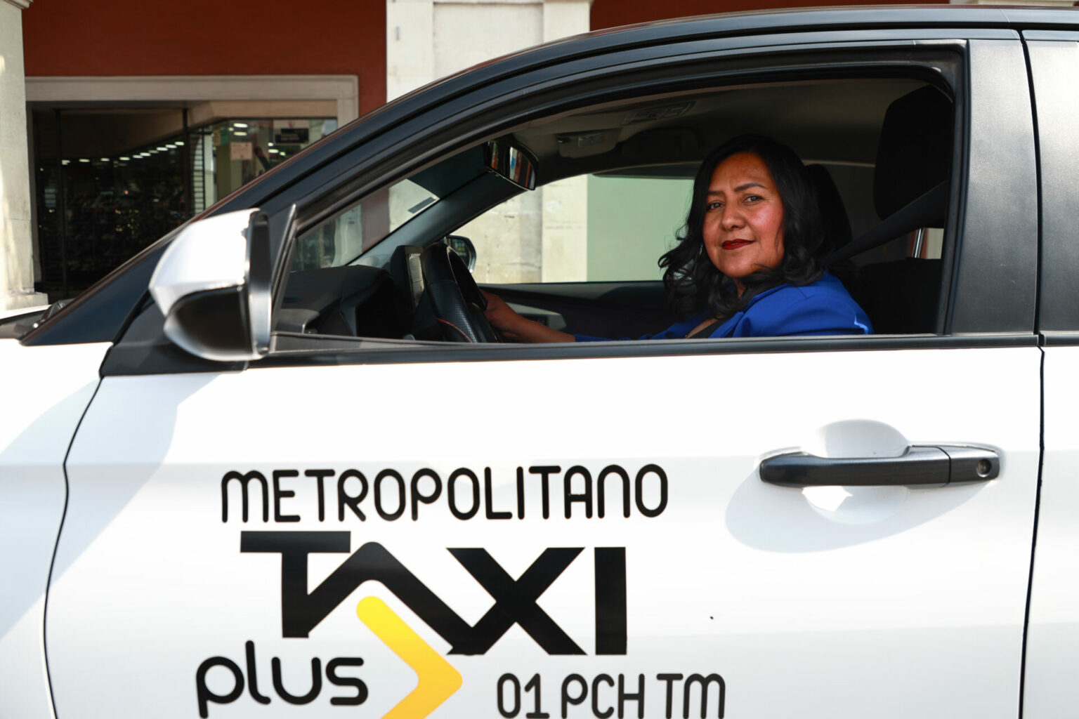 Mujeres al volante: Maura García encuentra en el taxi una nueva ruta profesional