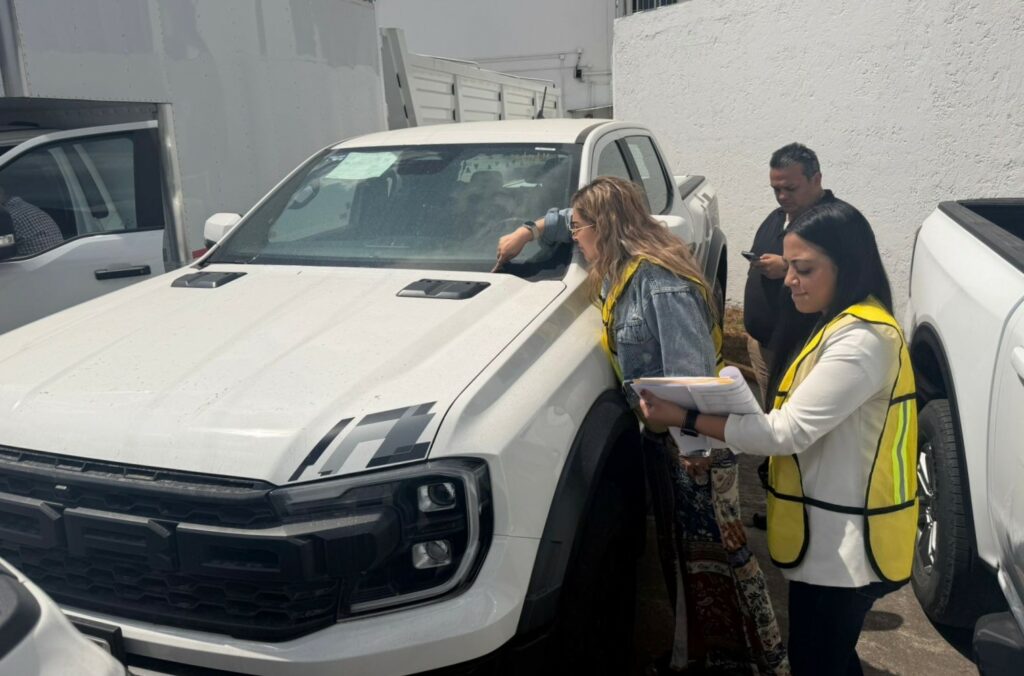 Constata la Contraloría estatal entrega de siete vehículos a Seguridad Pública