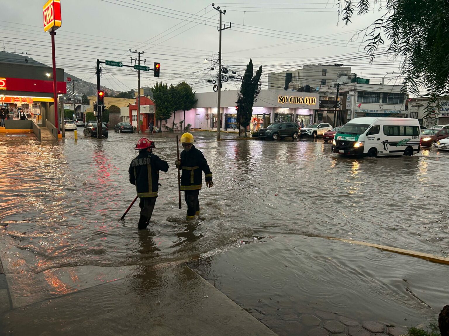 Cuerpos de seguridad y emergencia brindan apoyo tras fuerte aguacero
