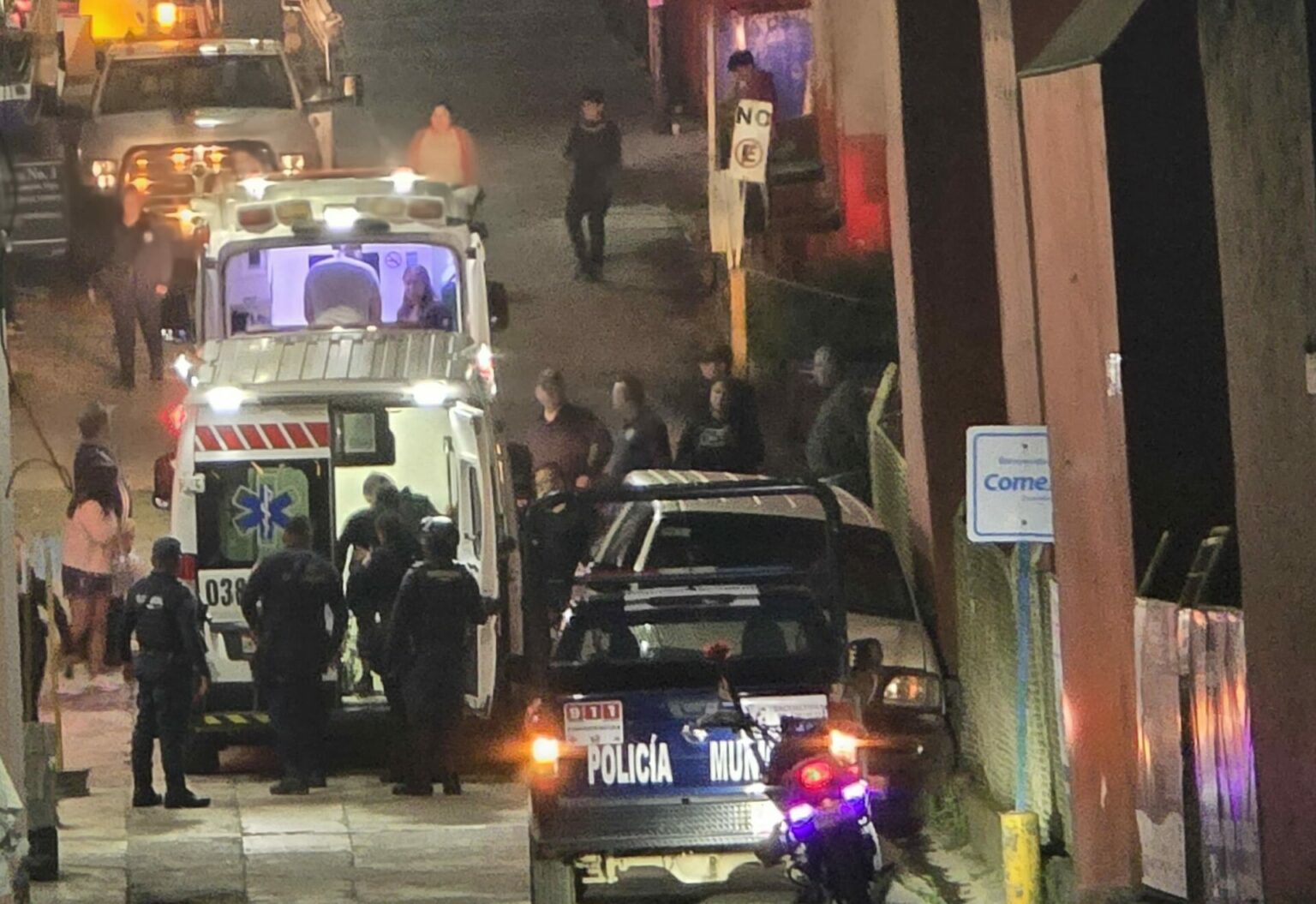 Fuerte movilización tras accidente vehicular en el centro de Zacualtipán