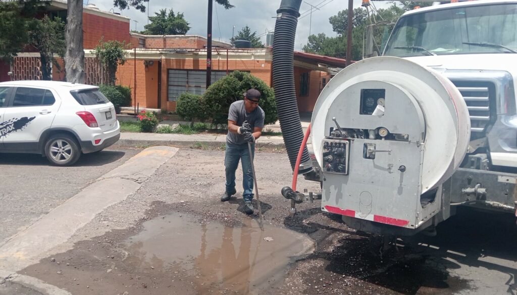 Gobierno Municipal fortalece acciones preventivas con desazolve de pozos de visita