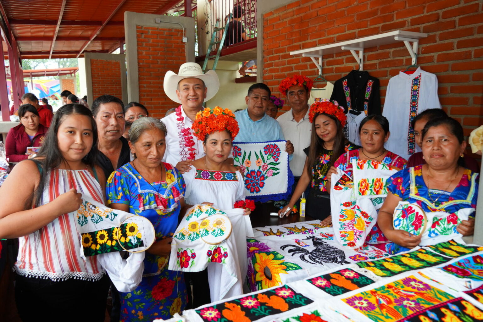 Gobierno de Hidalgo entrega dos paradores del Corredor Artesanal de la Huasteca en Huautla y Yahualica