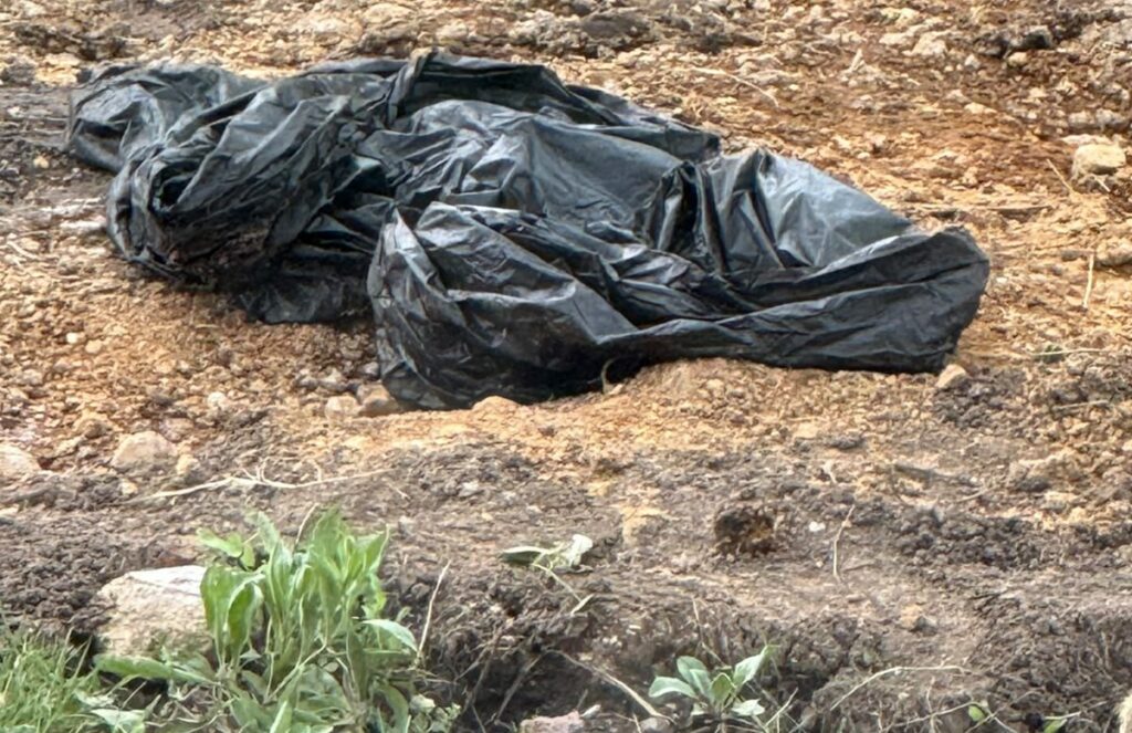 Hallaron restos humanos en bolsas negras