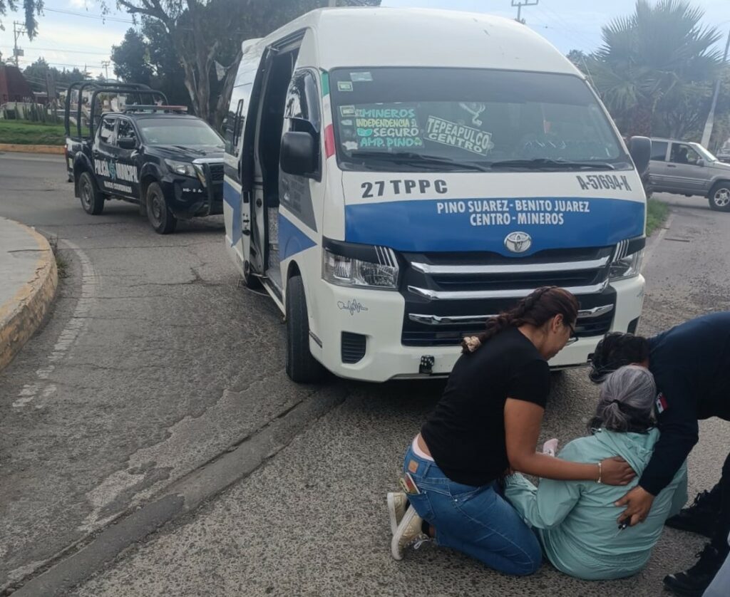 Mujer lesionada tras ser atropellada por unidad de transporte público