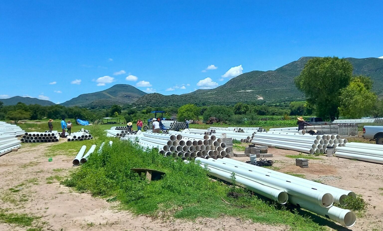SIPDUS entrega tubería de compuertas para optimizar el riego en Ixmiquilpan