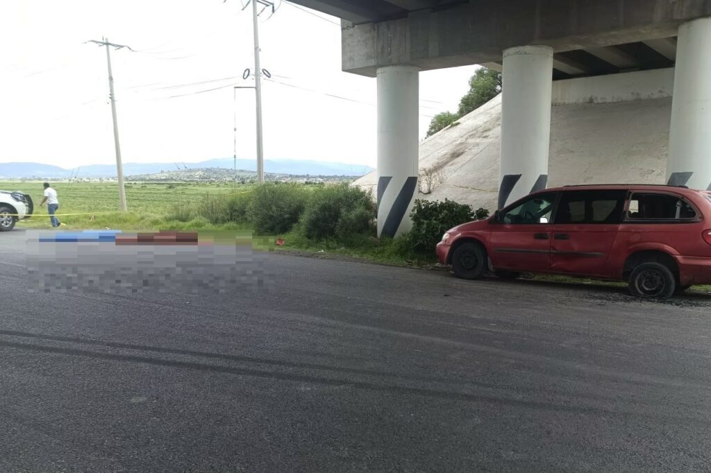 Adultos mayores mueren atropellados al cambiar una llanta de camioneta