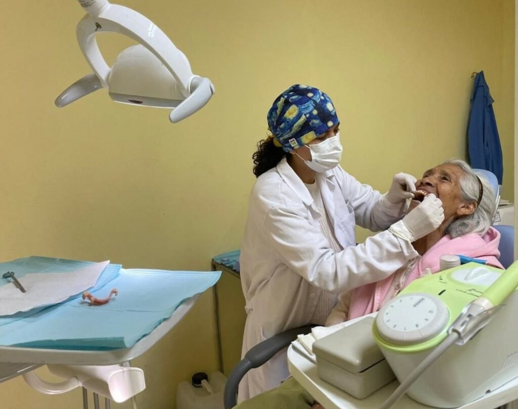 Con 587 prótesis dentales gratuitas, personas mayores recuperan su sonrisa