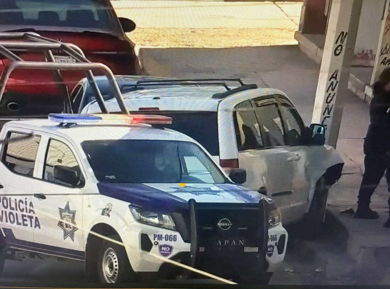 Conductor choca contra un poste en el centro de Apan