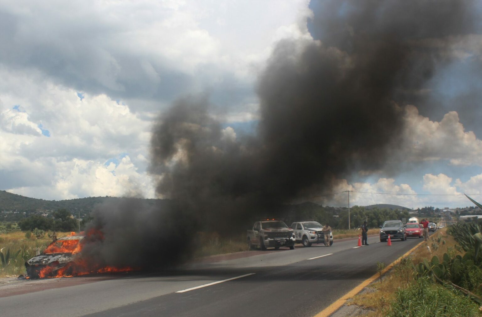 Camioneta arde en llamas sobre la carretera Sahagún–Pachuca; ocupantes salen ilesos
