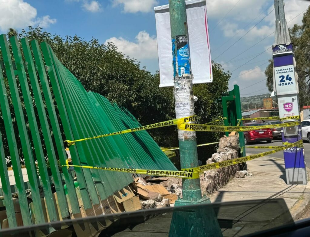 Conductor impacta camioneta contra barda de clinica 8 del IMSS