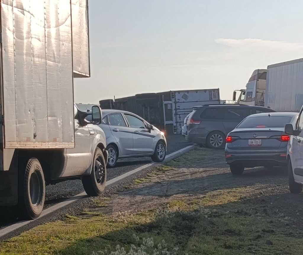 Vuelca tráiler y bloquea carril en la México-Tulancingo