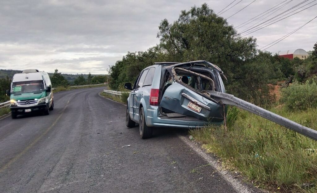 Milagrosamente, conductor sale ileso tras aparatoso accidente en la carretera Apan–Tepeapulco