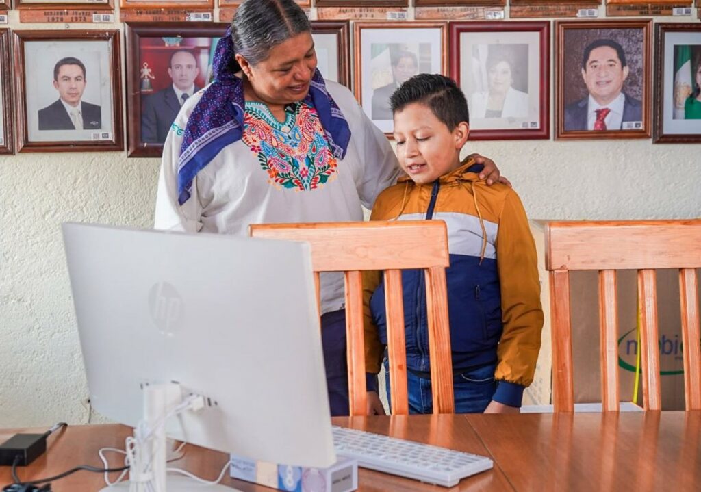Doctora Zorayda Robles impulsa inclusión educativa con entrega de computadora Braille