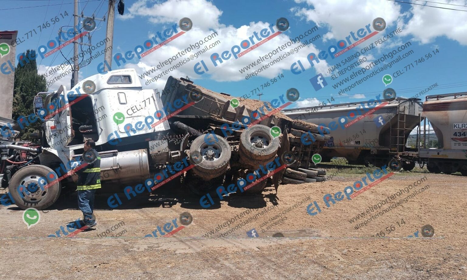 Tráiler alcanzado por el ferrocarril en Acopinalco.