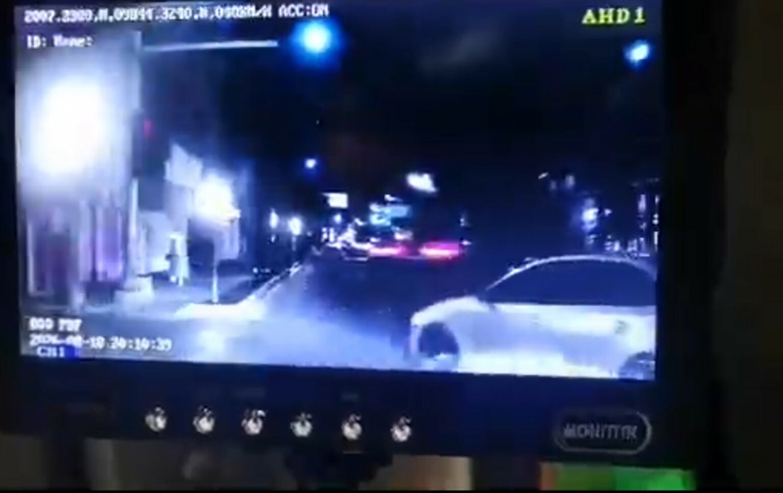 Automóvil invade imprudentemente el carril exclusivo del Tuzobús.