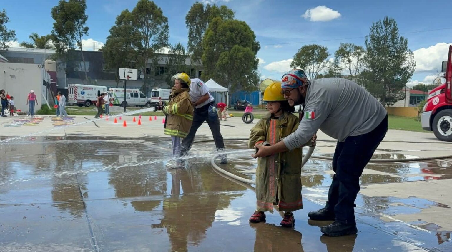 Niñas y niños viven jornada como bomberos y paramédicos