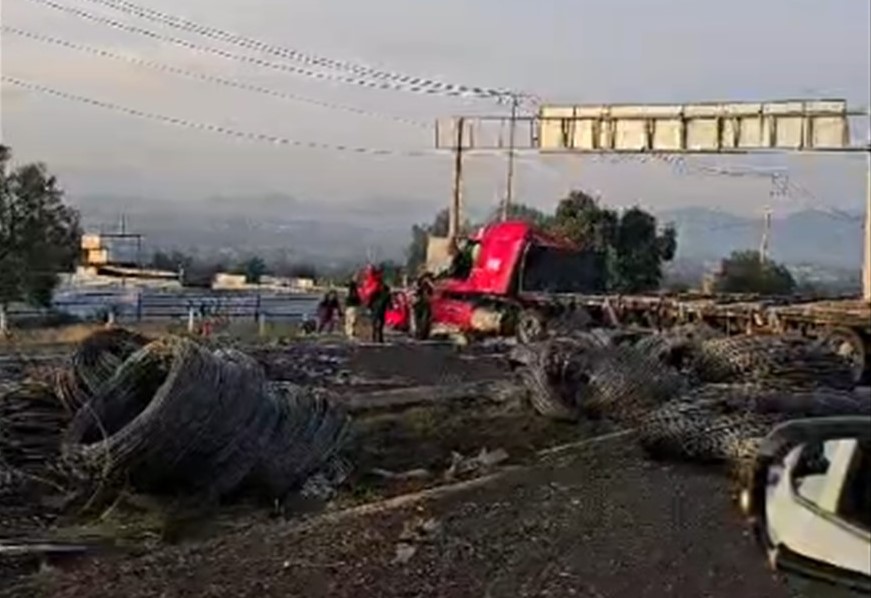 Destruido tráiler cargado con toneladas de rollos de acero tras accidente en la México-Tulancingo