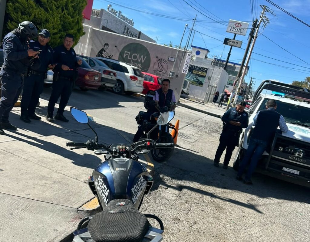 Armados en motocicleta asaltan a cuentahabientes en BBVA