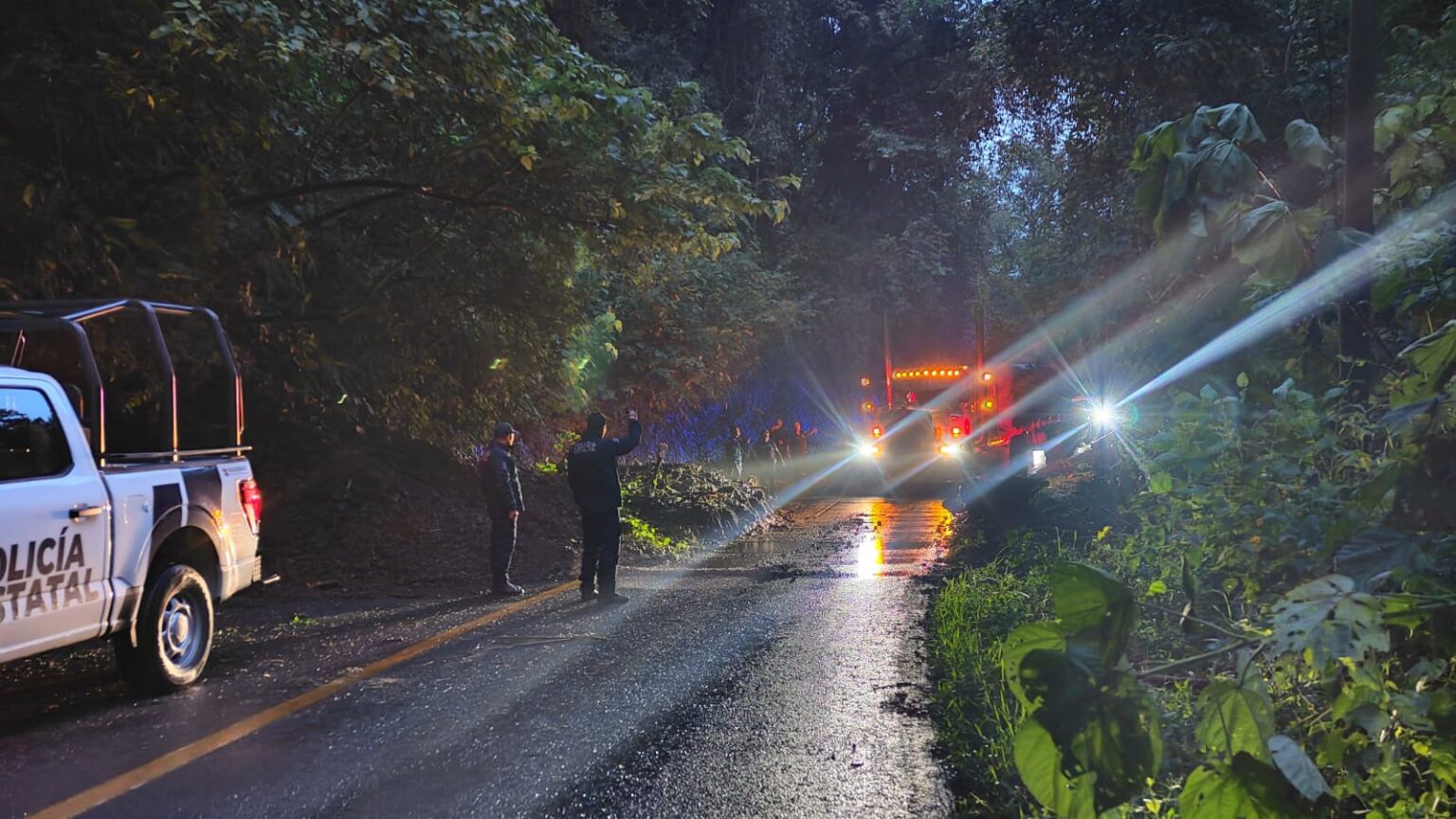 Tras deslaves, policía estatal libera carretera de Tlanchinol