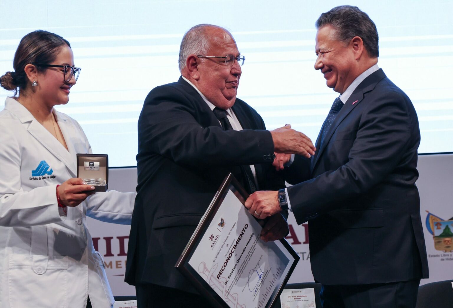 Reconoce Julio Menchaca la trayectoria y vocación del personal médico de Hidalgo