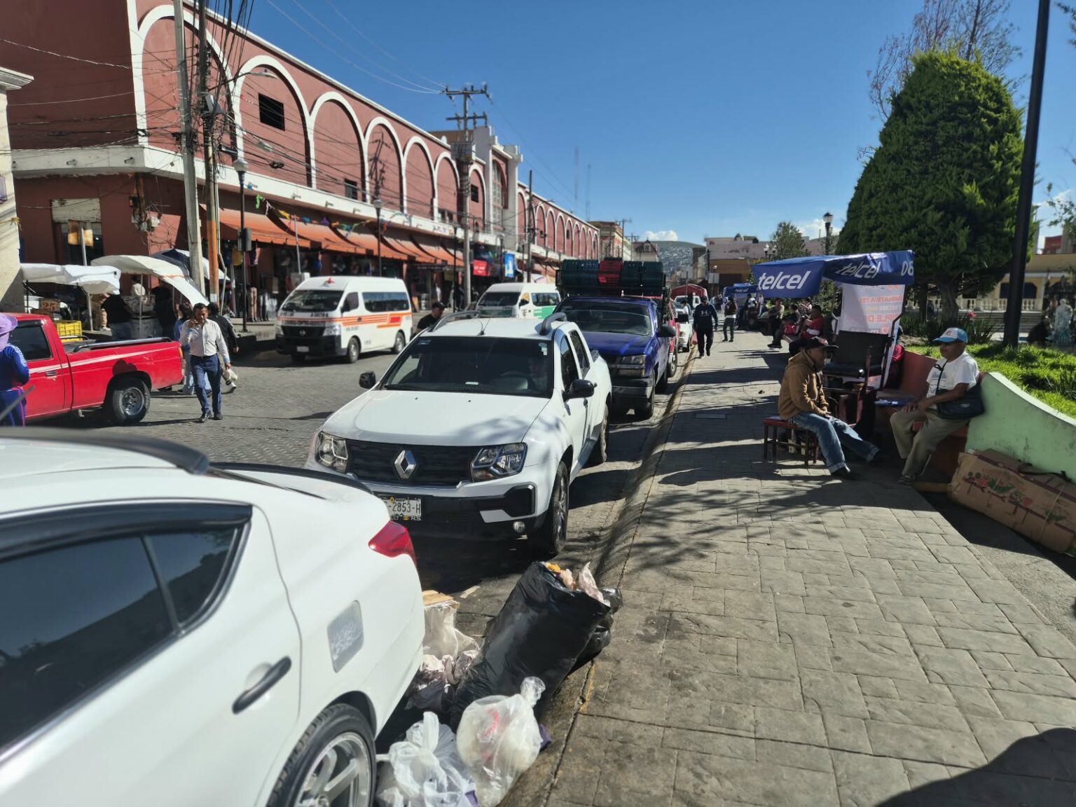 ¡PACHUCA, EN EL ABANDONO! Calles destrozadas, vendedores desbordados y autoridades ausentes