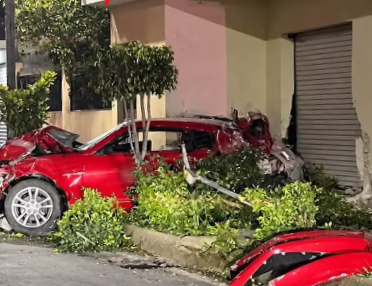 Camaro arrolla a motociclistas y deja tres desvividos
