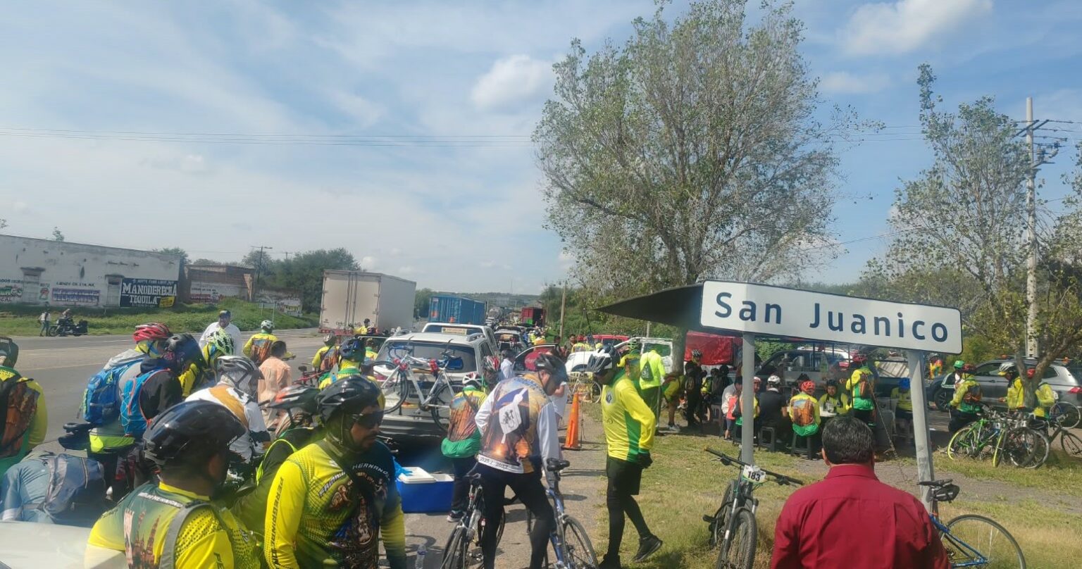 Peregrinos ciclistas de Apan, a unos kilómetros de llegar a San Juan de los Lagos