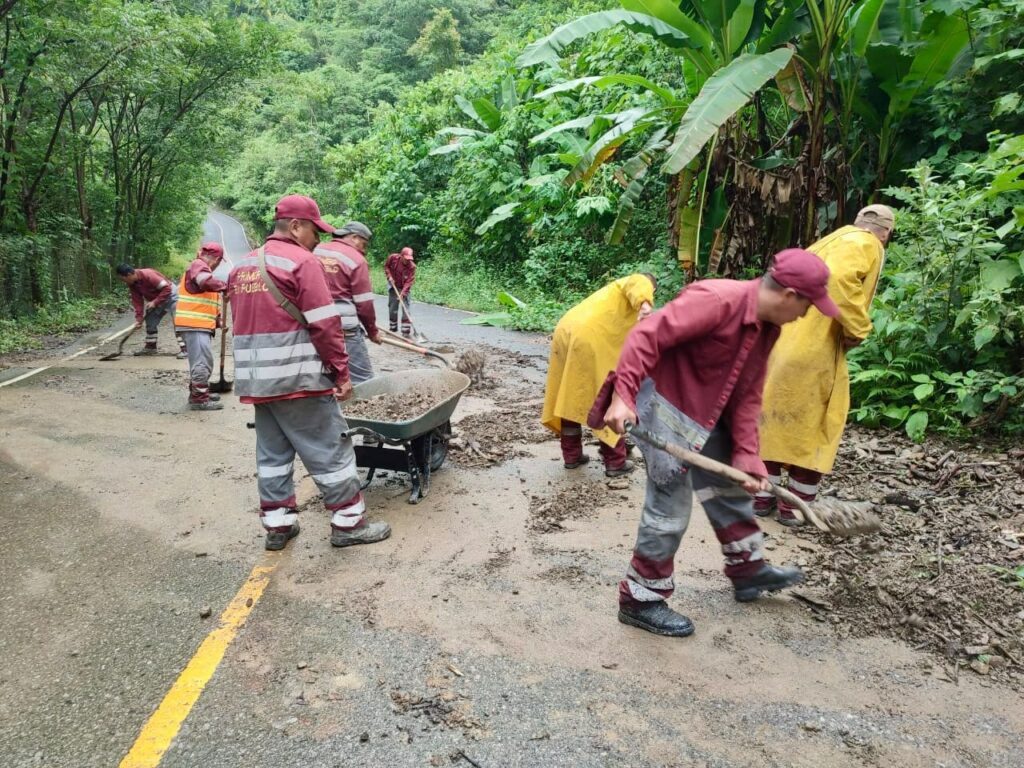 Derrumbes bloquearon carreteras en la Sierra de Hidalgo
