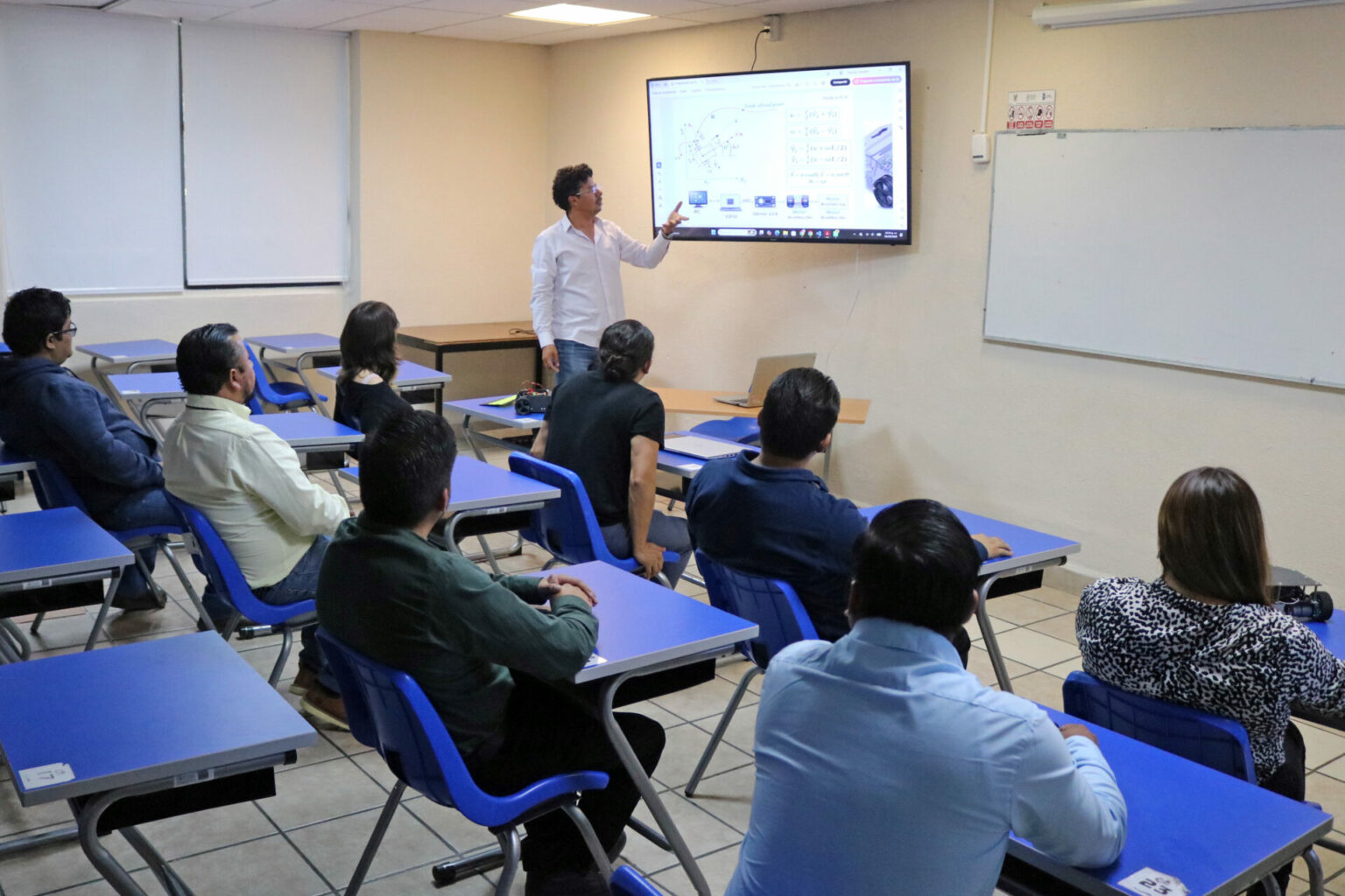 ITESHU apuesta por la innovación; desarrollan robot inteligente para optimizar el cuidado de cultivos