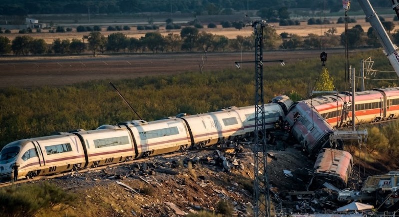 España de luto por choque de trenes; buscan a mexicano desaparecido entre los restos