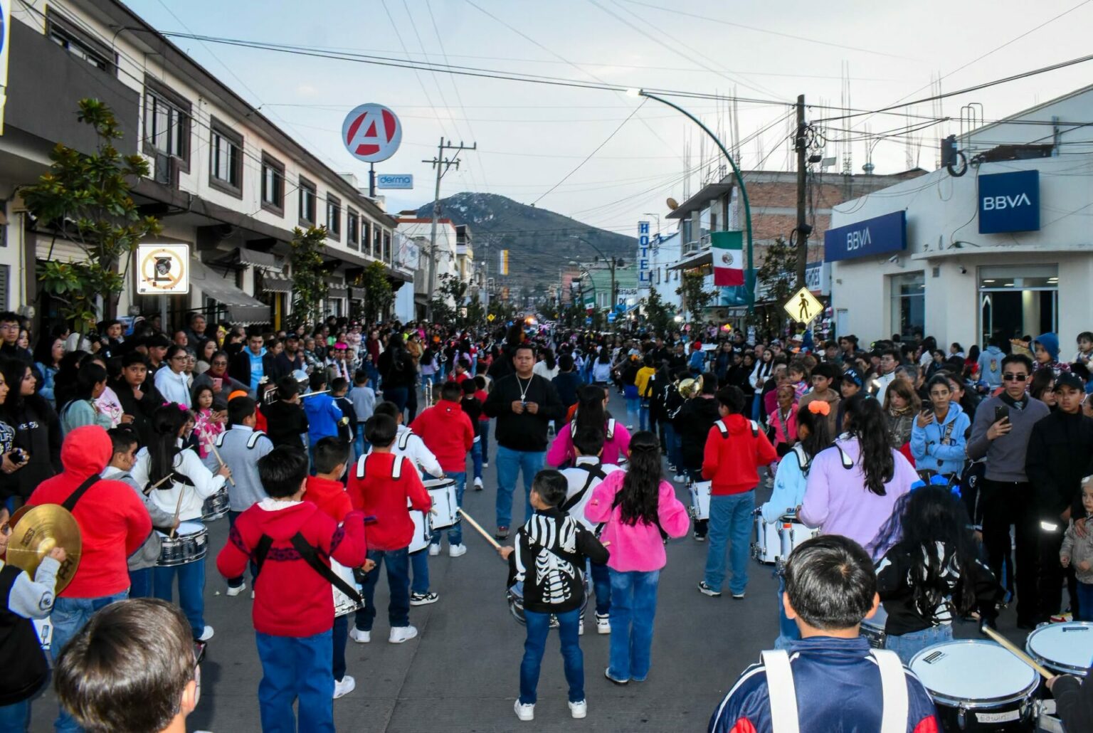 Apan se llenó de color, tradición y orgullo mexicano con el desfile de día de muertos